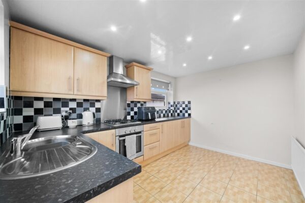 Lancing Drive, Aintree Village