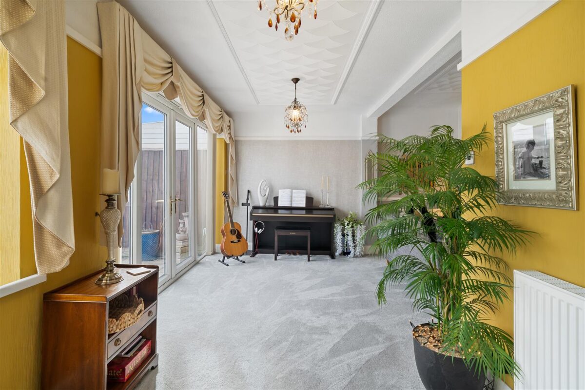 Ormskirk Road, Aintree Village