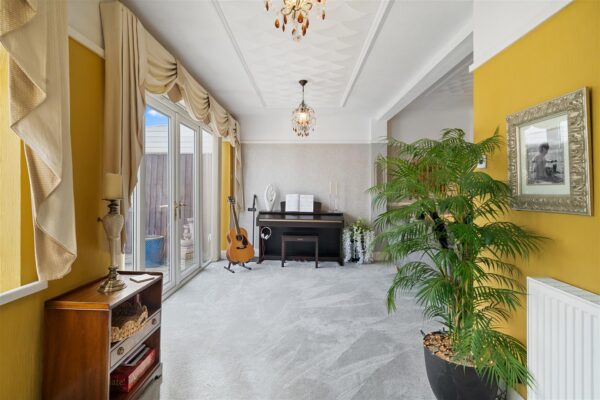 Ormskirk Road, Aintree Village