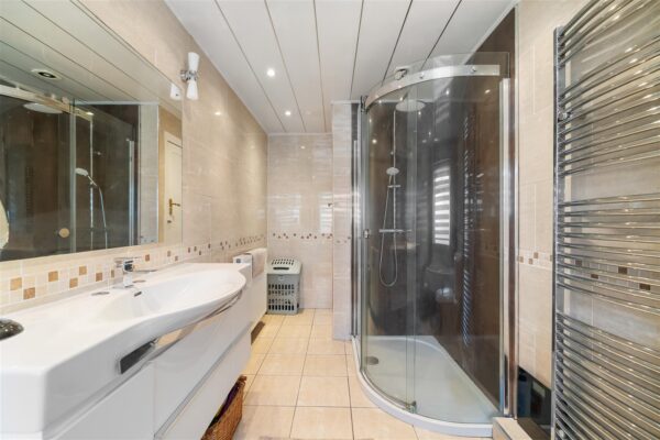 Ormskirk Road, Aintree Village