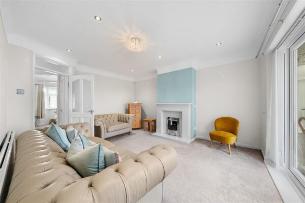 Lancing Drive, Aintree Village