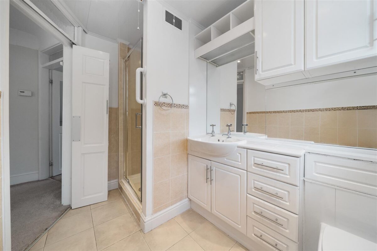 Lancing Drive, Aintree Village