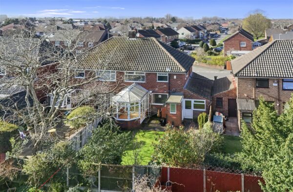 Bull Bridge Lane, Aintree Village