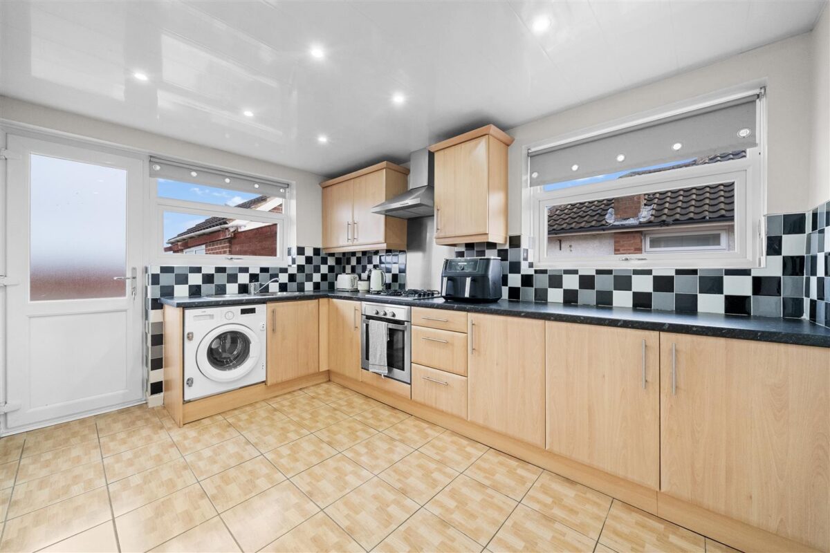 Lancing Drive, Aintree Village