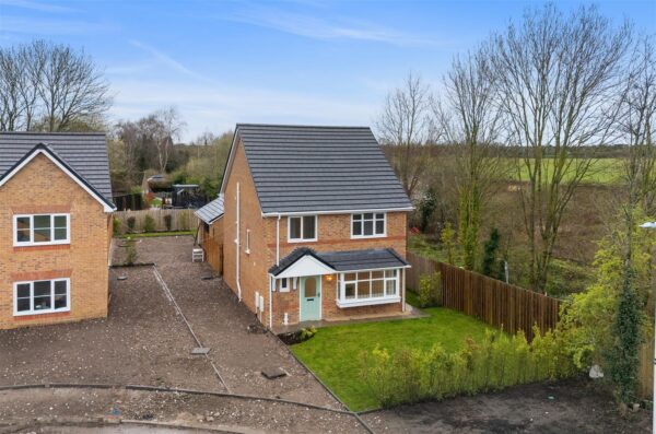 Westhead Green, Aintree Village