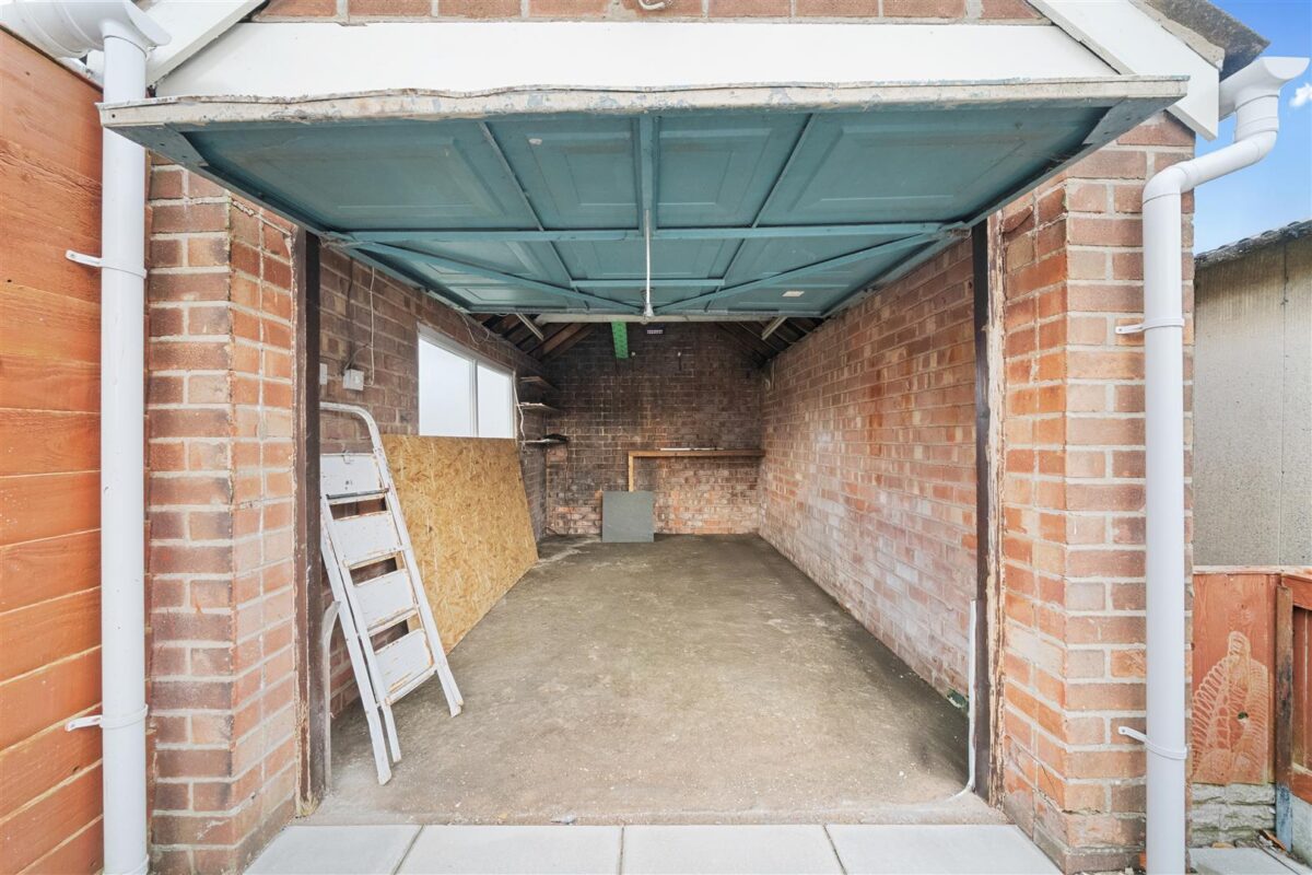 Lancing Drive, Aintree Village