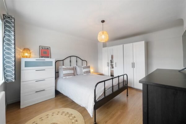 Shrewsbury Avenue, Aintree Village