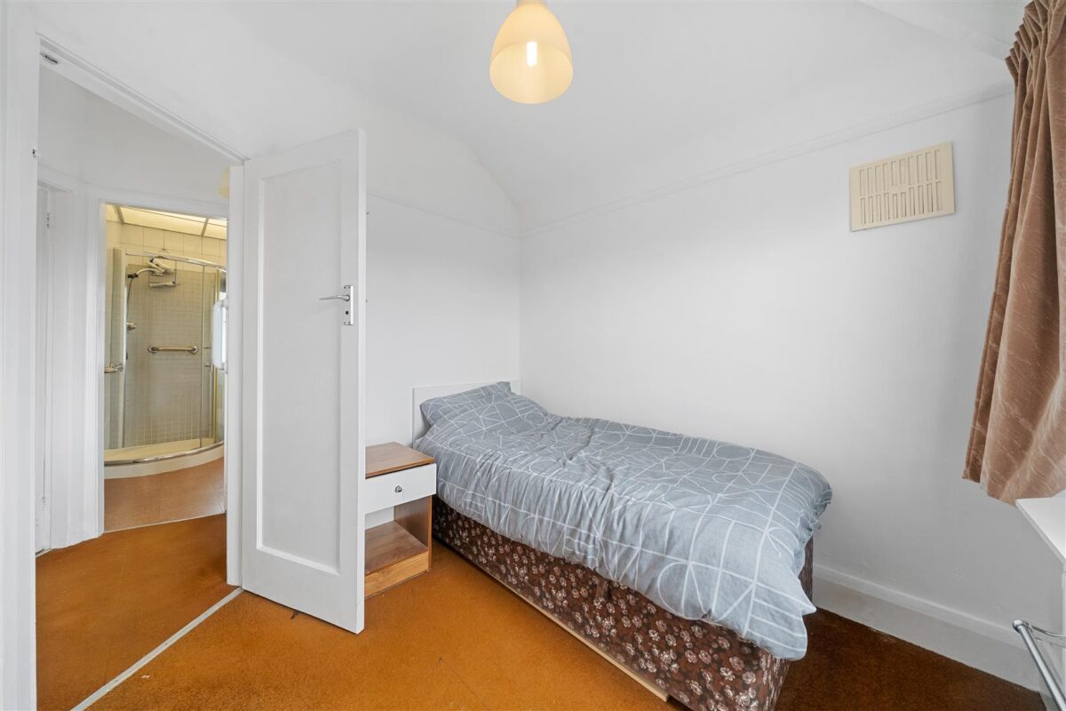 Mostyn Avenue, Aintree Village