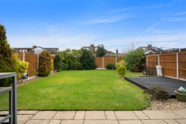 Shrewsbury Avenue, Aintree Village