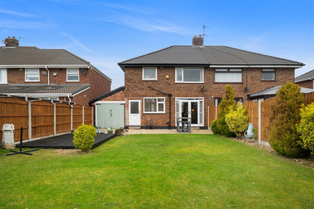 Shrewsbury Avenue, Aintree Village