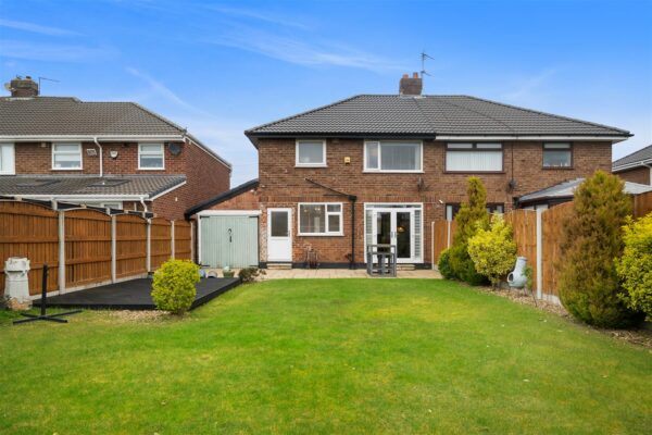 Shrewsbury Avenue, Aintree Village