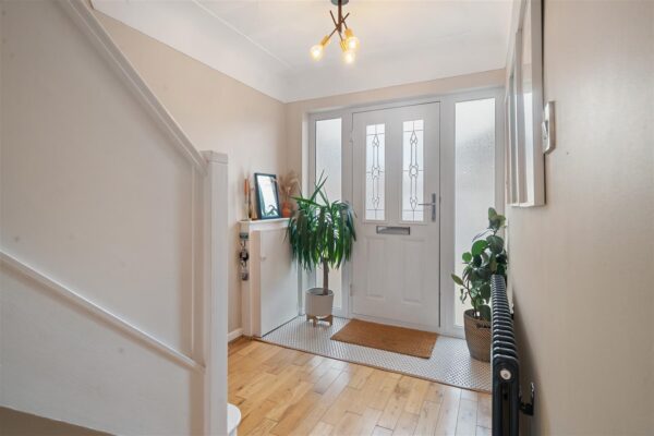 Shrewsbury Avenue, Aintree Village