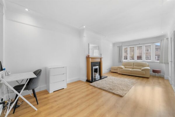 Oriel Drive, Aintree Village