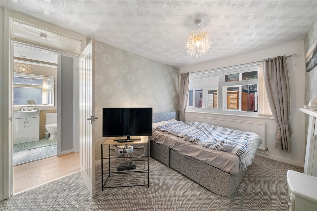 Kempton Park Road, Aintree Village