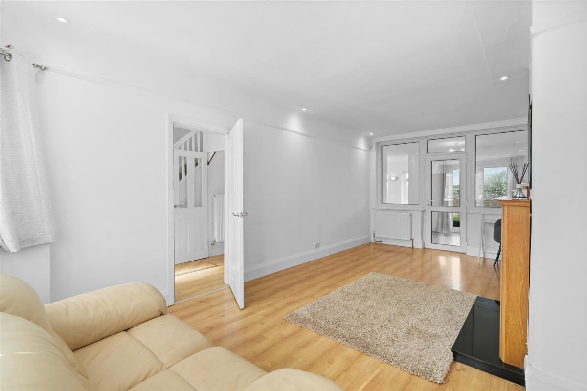 Oriel Drive, Aintree Village