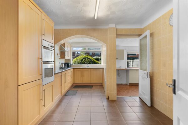 Sandhurst Drive, Aintree Village