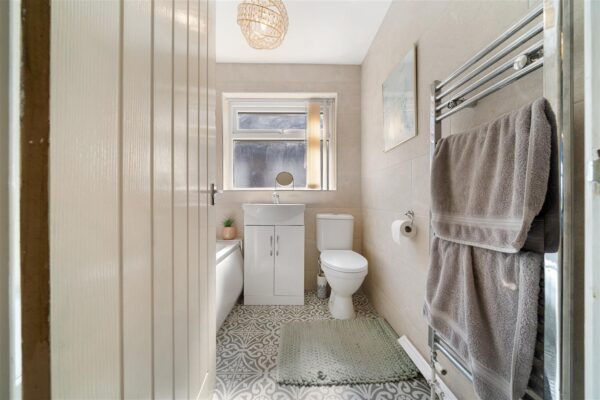 Kempton Park Road, Aintree Village