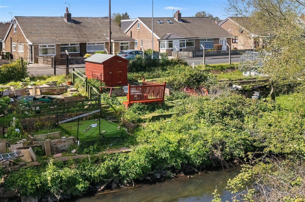 Kempton Park Road, Aintree Village