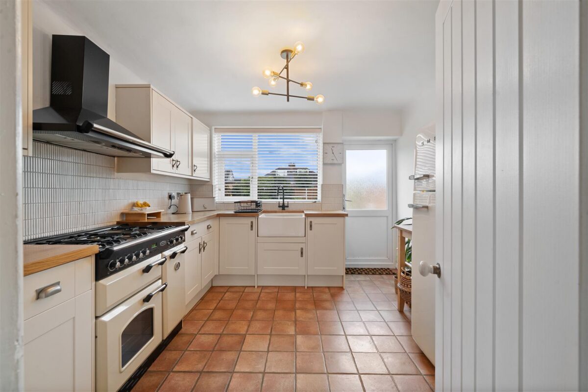 Shrewsbury Avenue, Aintree Village