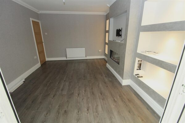 Rossall Avenue, Aintree Village