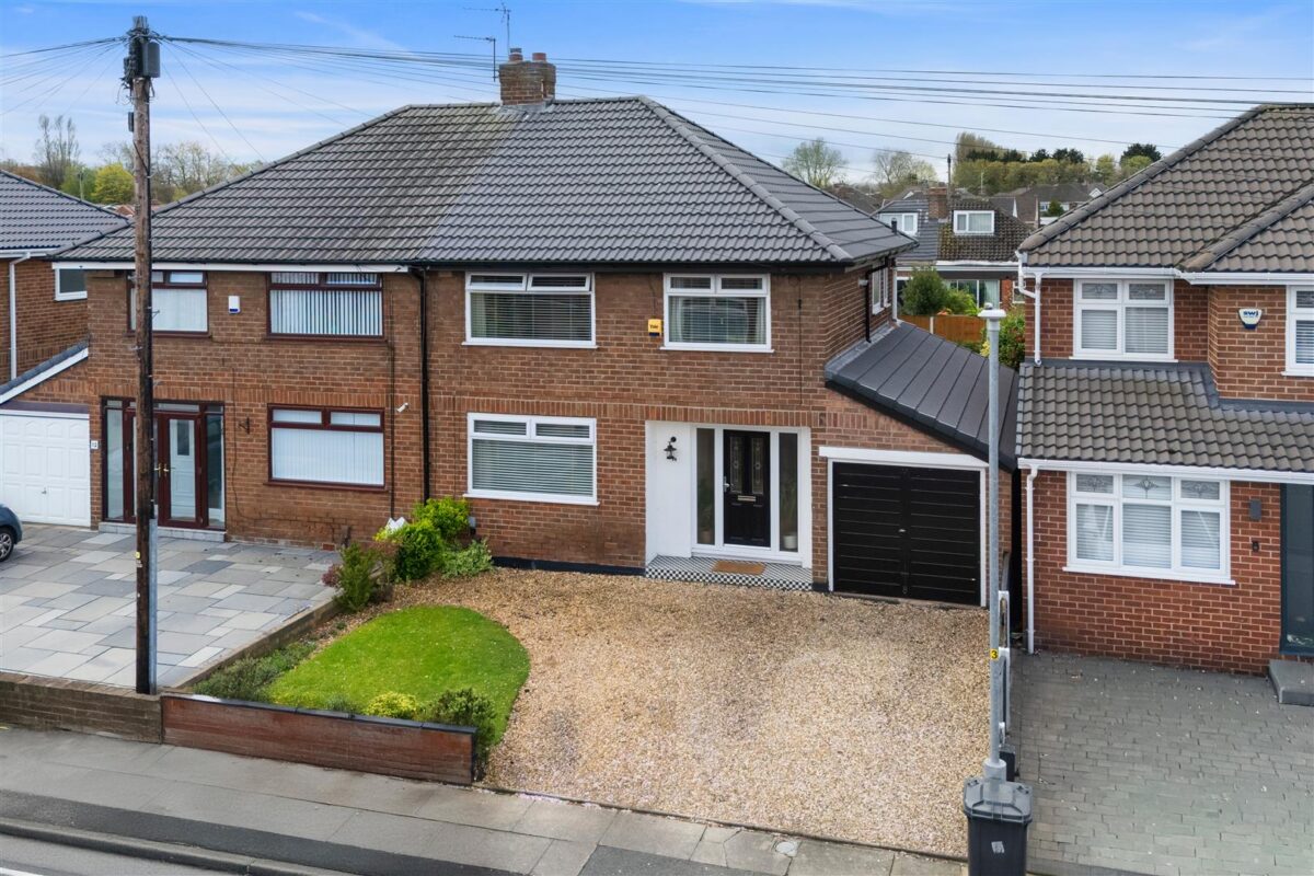 Shrewsbury Avenue, Aintree Village