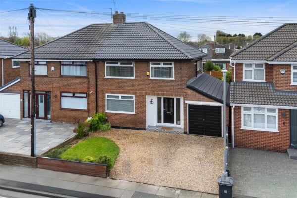 Shrewsbury Avenue, Aintree Village