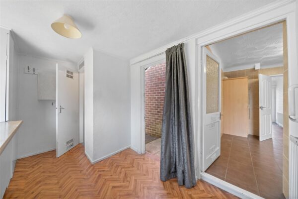 Sandhurst Drive, Aintree Village