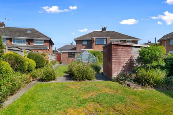 Sandhurst Drive, Aintree Village