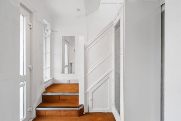 Mostyn Avenue, Aintree Village