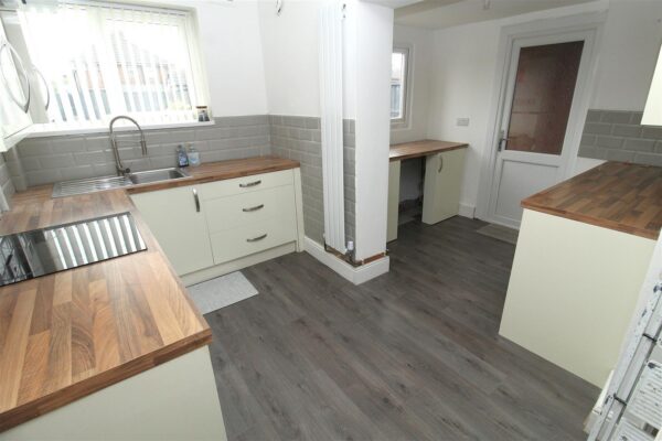 Rossall Avenue, Aintree Village