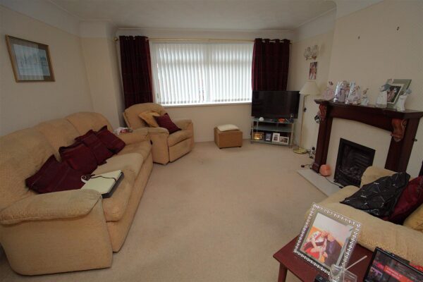 Taunton Drive, Aintree Village