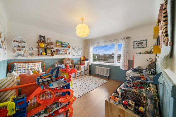 Shrewsbury Avenue, Aintree Village