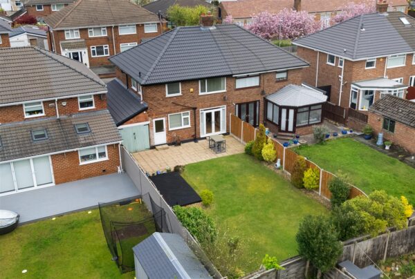 Shrewsbury Avenue, Aintree Village