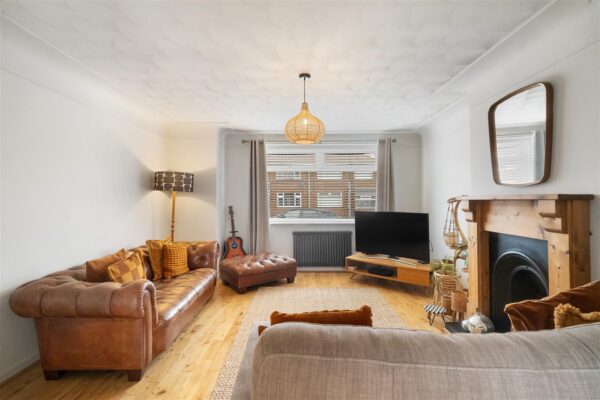 Shrewsbury Avenue, Aintree Village