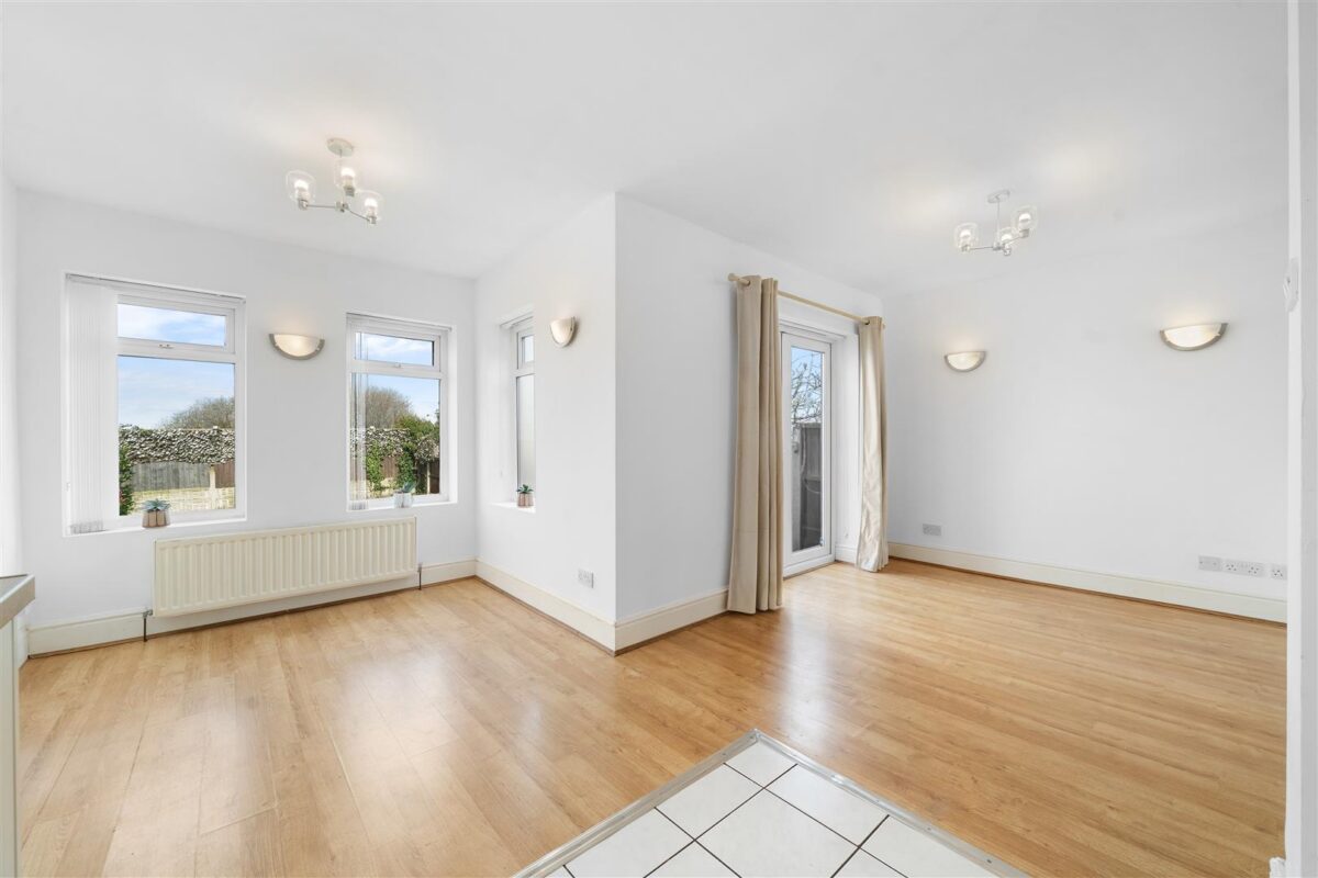 Oriel Drive, Aintree Village