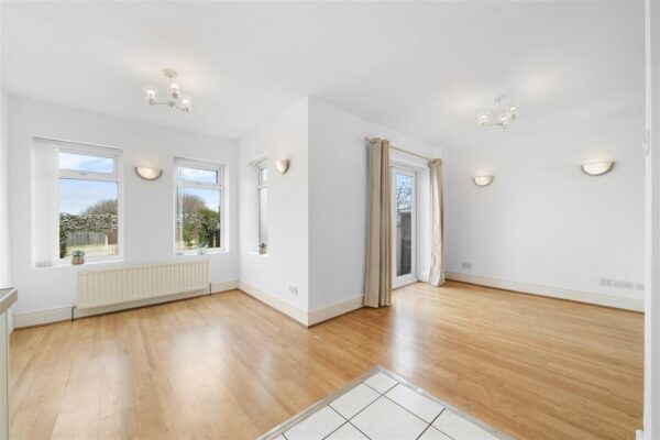 Oriel Drive, Aintree Village