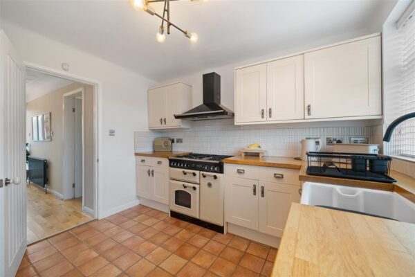 Shrewsbury Avenue, Aintree Village