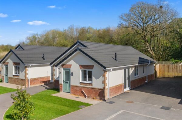 Martingale Close, Aintree Village