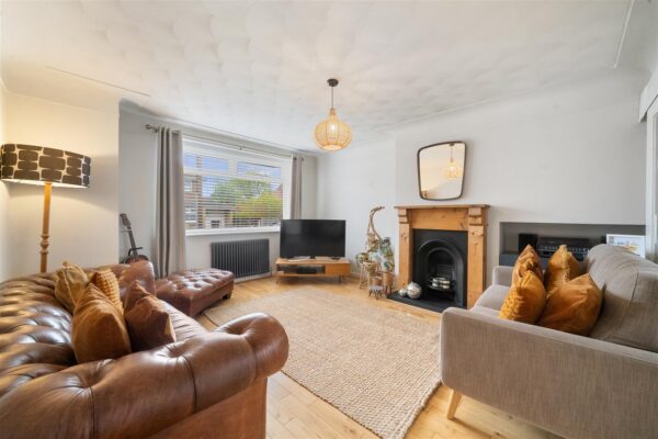 Shrewsbury Avenue, Aintree Village