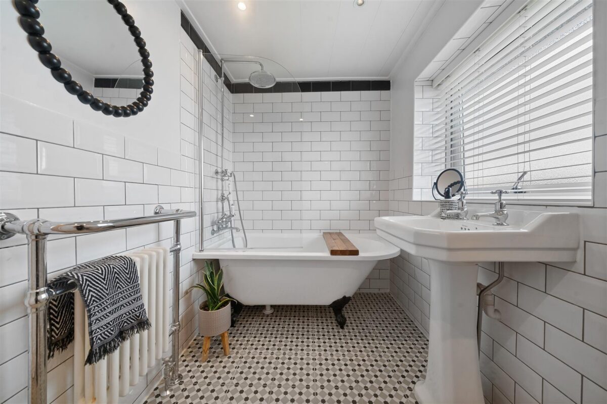 Shrewsbury Avenue, Aintree Village