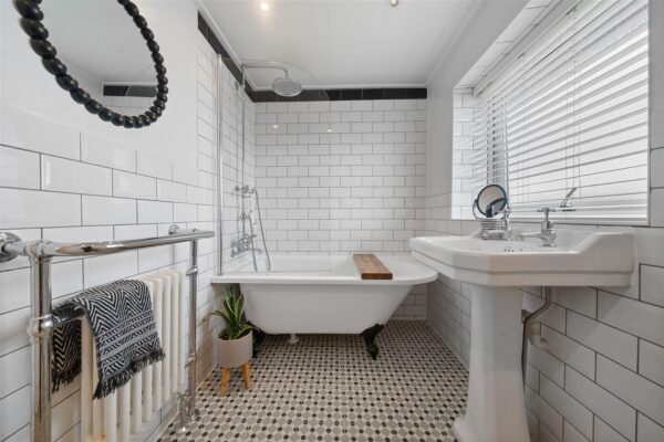 Shrewsbury Avenue, Aintree Village