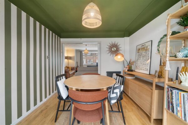 Shrewsbury Avenue, Aintree Village