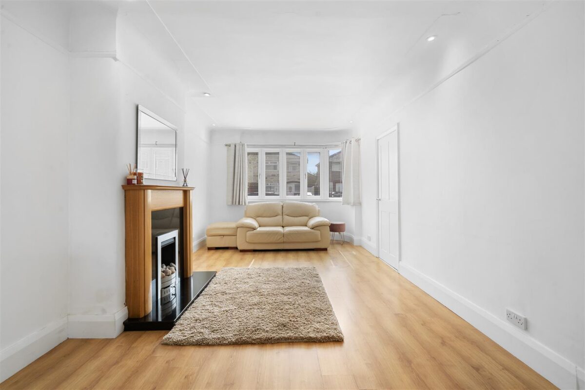 Oriel Drive, Aintree Village