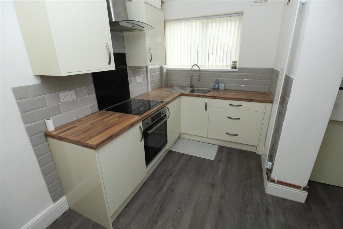 Rossall Avenue, Aintree Village