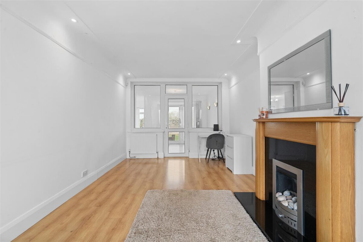 Oriel Drive, Aintree Village