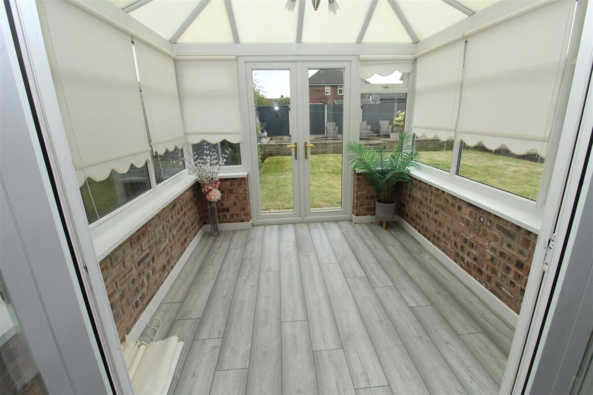 Rossall Avenue, Aintree Village