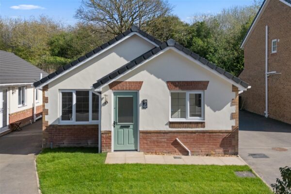 Martingale Close, Aintree Village