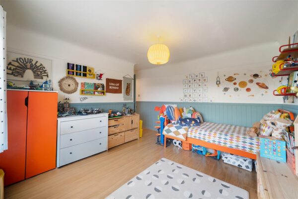 Shrewsbury Avenue, Aintree Village