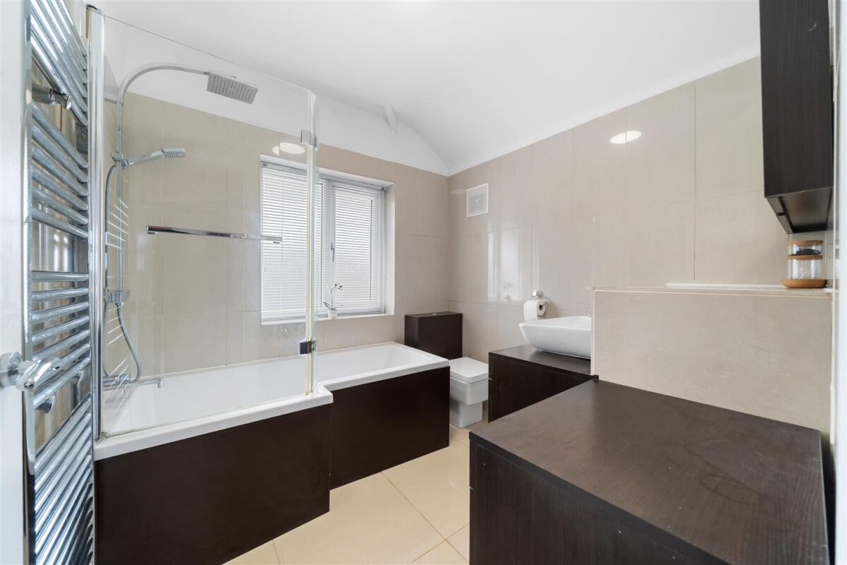 Oriel Drive, Aintree Village