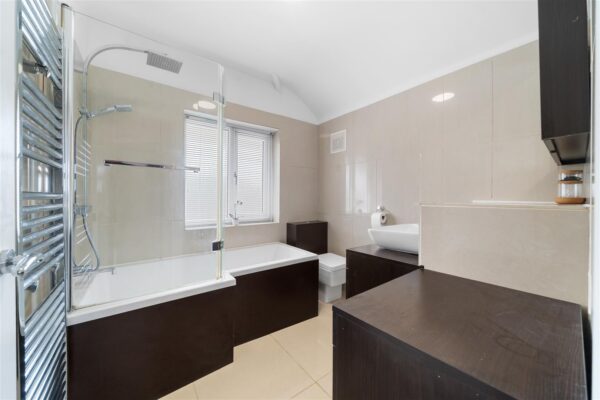 Oriel Drive, Aintree Village